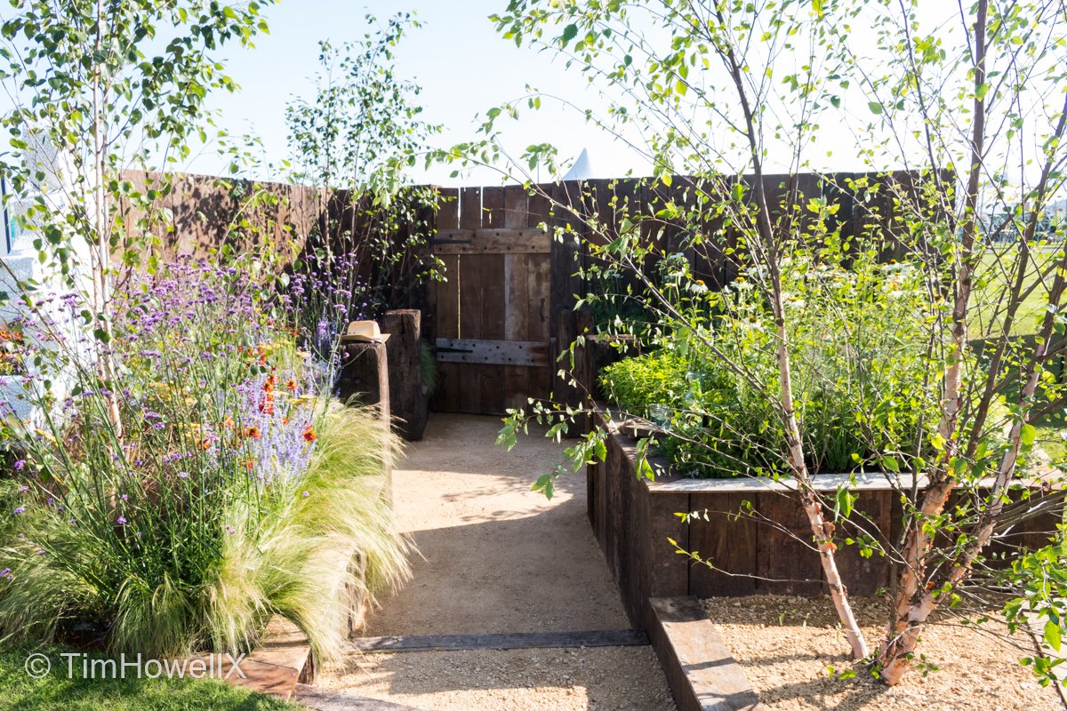 TimHowellX's tweet photo. #Top20Highlights of #RHSTatton #Highlight 16 amazing Tatton debut, by Peter Lloyd he's previously exhibited at Southport Flower Show winning gold so it's no surprise to see such innovative design. "Breathe Easy" promotes mindfulness with its sunken area. https://t.co/jXxjFlIq7Q