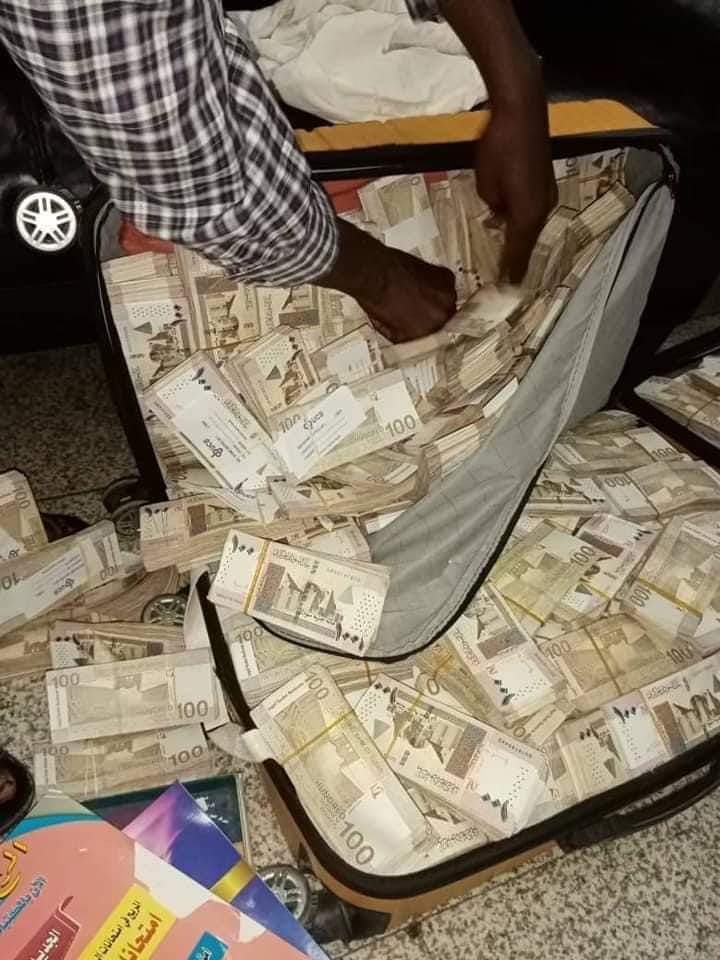 سلطات مطار الخرطوم تضبط الطالبة المصرية أ.م.ف (24سنة)  مساء الاربعاء 28 يوليو وهي تحمل في حقائبها مبلغا كبيرا من العملة السودانية قدرة 4مليار و400مليون جنية بالقديم مايعادل 10الاف دولار من فئة المائة جنية وبعد الفحص اتضح انها سليمة وعلما بان الراكبة متوجها الي مصر وتم استلامها