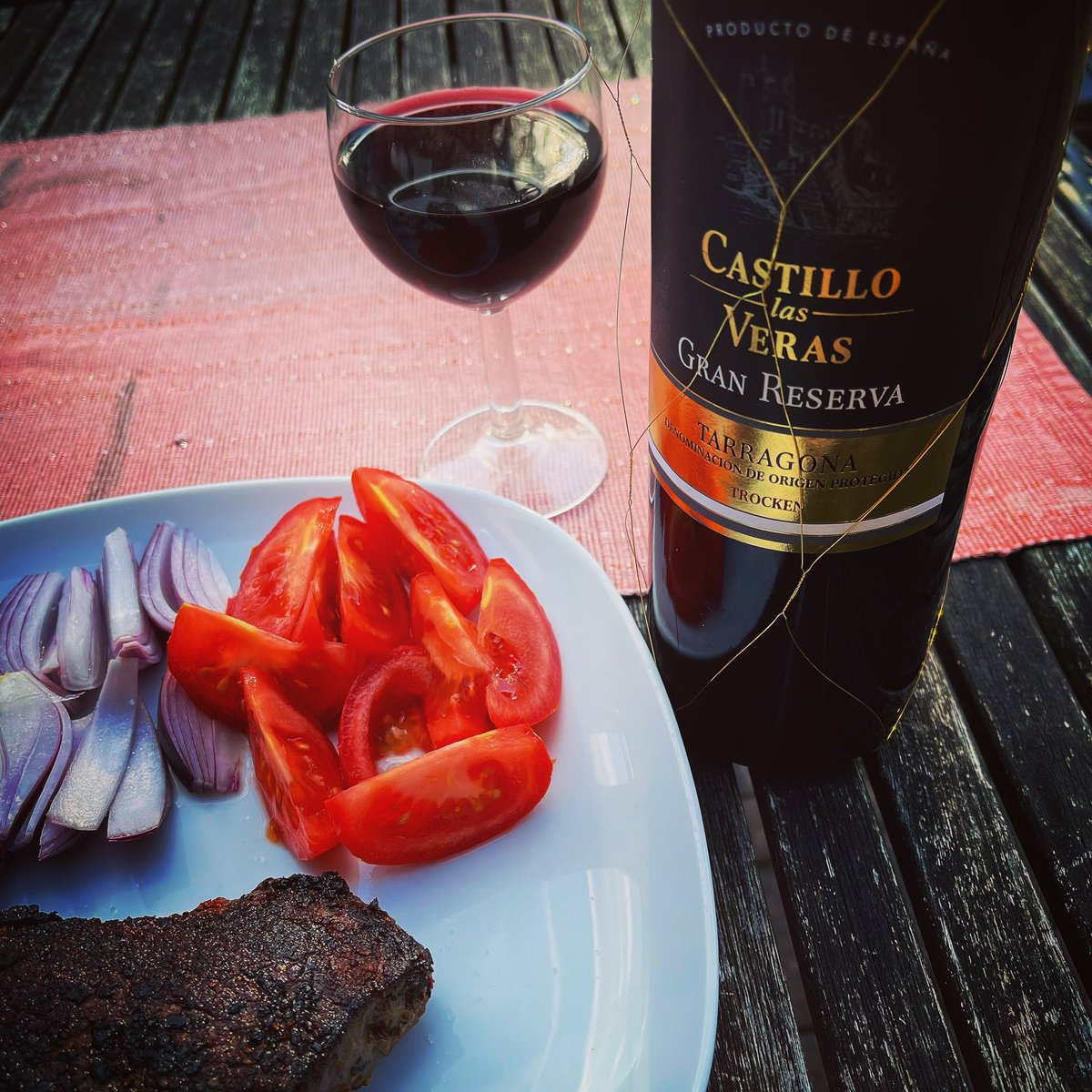 ghvino_de's tweet photo. 🥩 &amp; 🍷🌟
#Rotwein #Spanien #españa 🇪🇸, #tarragona #CastilloLasVeras 2014 #Wein #ghvino 🍷 #granreserva #Rotwein #weinliebe #weinliebhaber #weinglas #weintrinken #weinlove #vine #wines #wine #winenight #wineglass #winephotography #redwine https://t.co/DaftGeNcAU