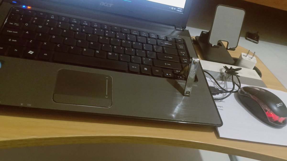 ezzapooot's tweet photo. Life Hacks para laging online sa trabaho 🤣🤣🤣 https://t.co/FgR2nBhLsE