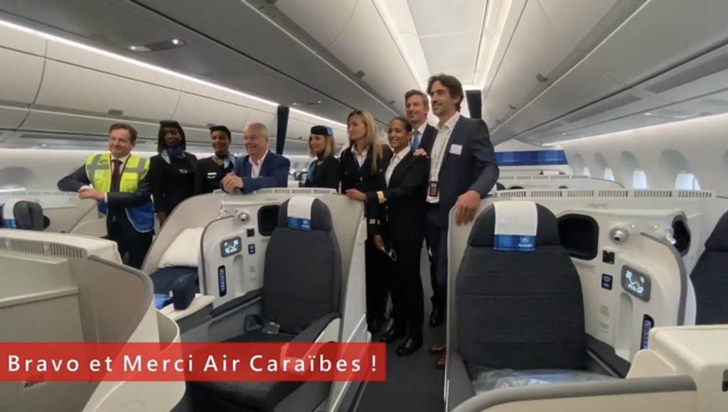 SophieFigenwald's tweet photo. [Bienvenue au F-HTOO ! 🎉🌴🌊]
☀️Je vous emmène à Orly pour la réception et la visite du 2ème @Airbus A350-1000 @aircaraibes
✈️ Water salute, tour avion, visite cabine 😍 Du bonheur 100% #avgeek 🤩
➡️➡️➡️ Vidéo 📺 https://t.co/aB8WOf18Mr https://t.co/9vnkqyyoKi