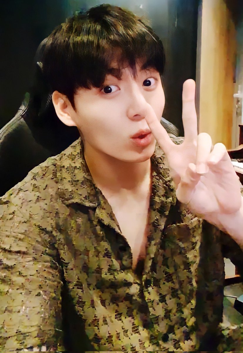 hoscass's tweet image. momentinhos preciosos da live do jungkook no vlive; a thread