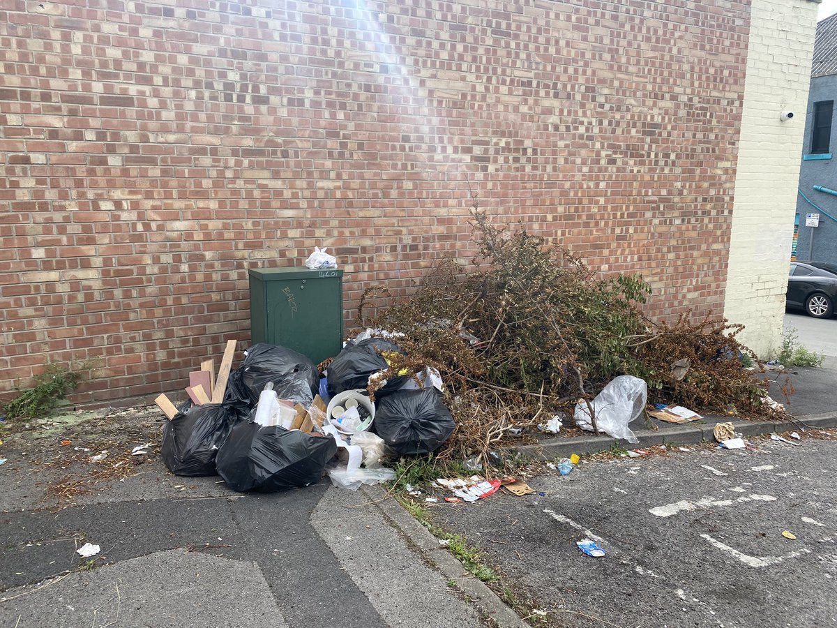 Fly Tipping investigating on Patterson Road NG7 in @my_hysongreen @my_radford @RadArboPubRealm 

-Names and address ✅
-Interview ✅
-1x Fixed Penalty Notices issued for £300 ✅