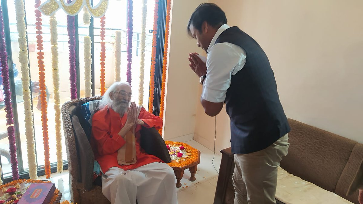 IR_MITWPU's tweet photo. @RahulVKarad , select Senior colleagues of MITWPU called upon Shivshahir Padma Vibhushan Dr. Babasaheb Purandare Ji -as this great Son of the Soil enters his centenary year, we celebrate his achievements that brought international Glory to India, Maharashtra and to  Pune. https://t.co/nnbjfwqWHf