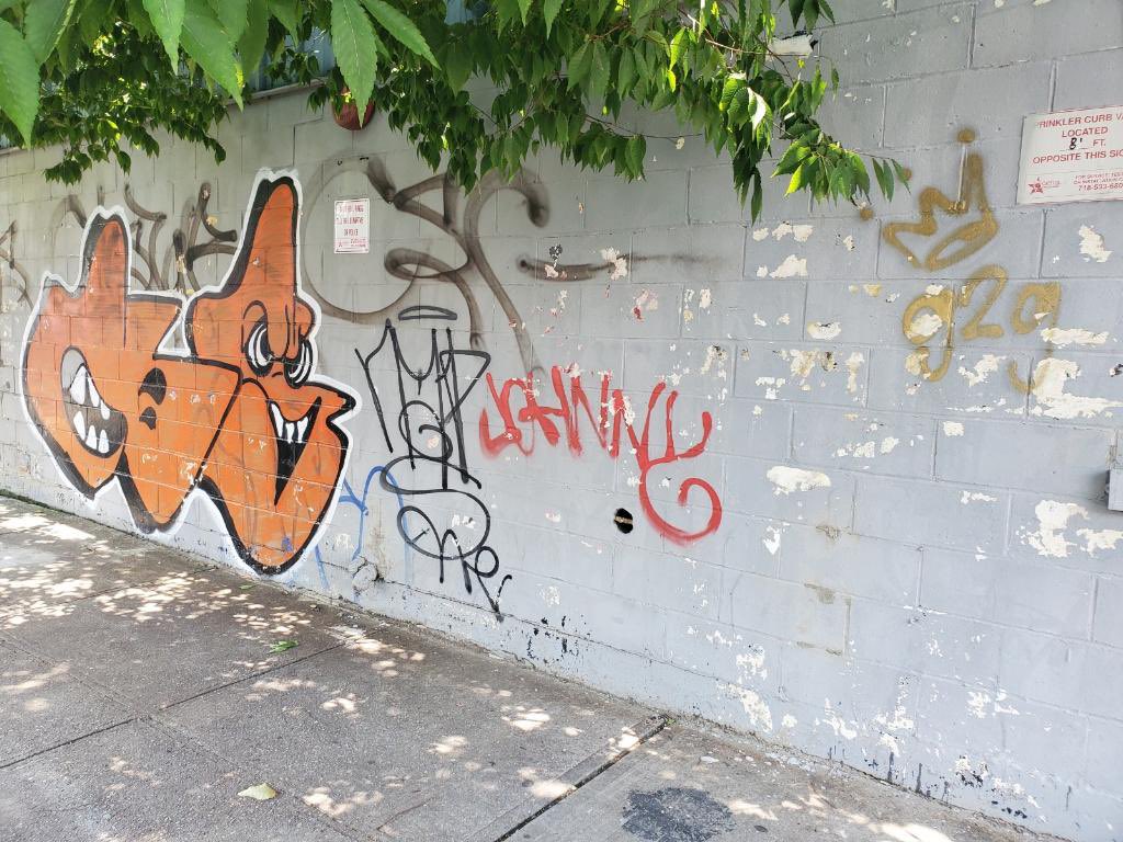 NYPD40Pct's tweet photo. ⭐️Great Clean Up Collaboration between PO Marrero - Crime Prevention, PO Lopez -Youth Coordinator, NYPD Summer Youth, and #millerdruckco 👏🏼👏🏼#southbronx ⭐️ #concordave #yourcityyourcall ⭐️ #graffiticleanup https://t.co/eofvcxST7g