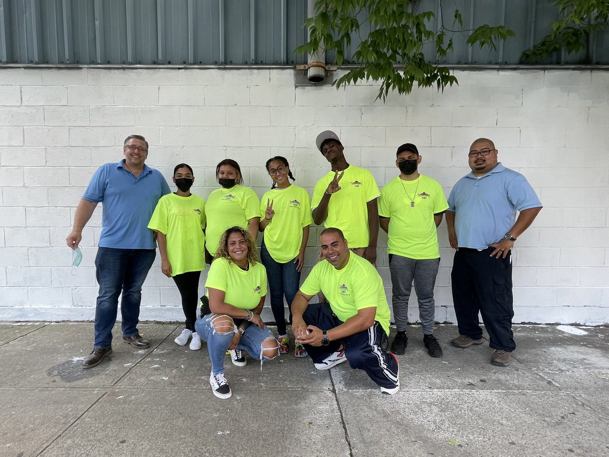 NYPD40Pct's tweet photo. ⭐️Great Clean Up Collaboration between PO Marrero - Crime Prevention, PO Lopez -Youth Coordinator, NYPD Summer Youth, and #millerdruckco 👏🏼👏🏼#southbronx ⭐️ #concordave #yourcityyourcall ⭐️ #graffiticleanup https://t.co/eofvcxST7g