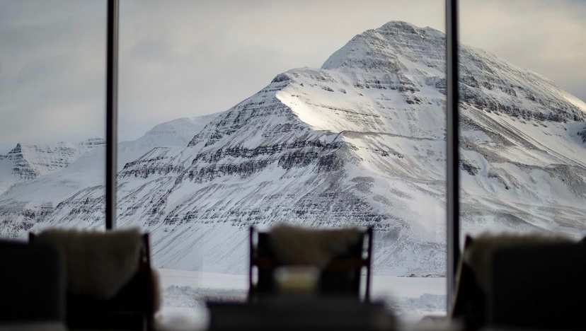 Imagine coming back from a day of heli skiing and relaxing with a view like this. This is Deplar Farm in Iceland and has to be one of the most stunning lodges to heli ski from. You can expect exciting terrain from steep couloirs to long alpine descents. 📸 @elevenexperience