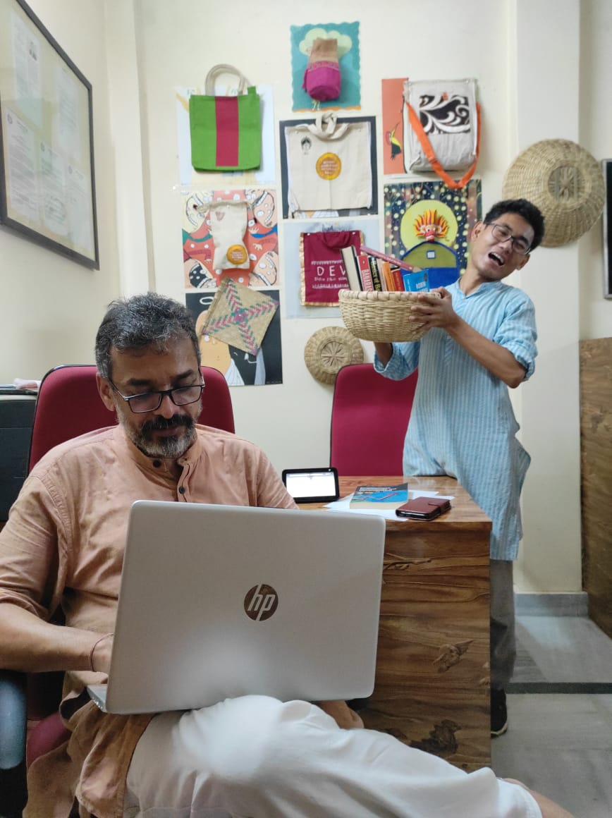Street Food of India (@growyourhunger) on Twitter photo While rearranging these heavy books, food-preneur <a href="/Mohitbohra1999/">Mohit Bohra</a> went on random clicks. #someofficemastiisrequired While rearranging these heavy books, food-preneur <a href="/Mohitbohra1999/">Mohit Bohra</a> went on random clicks. #someofficemastiisrequired