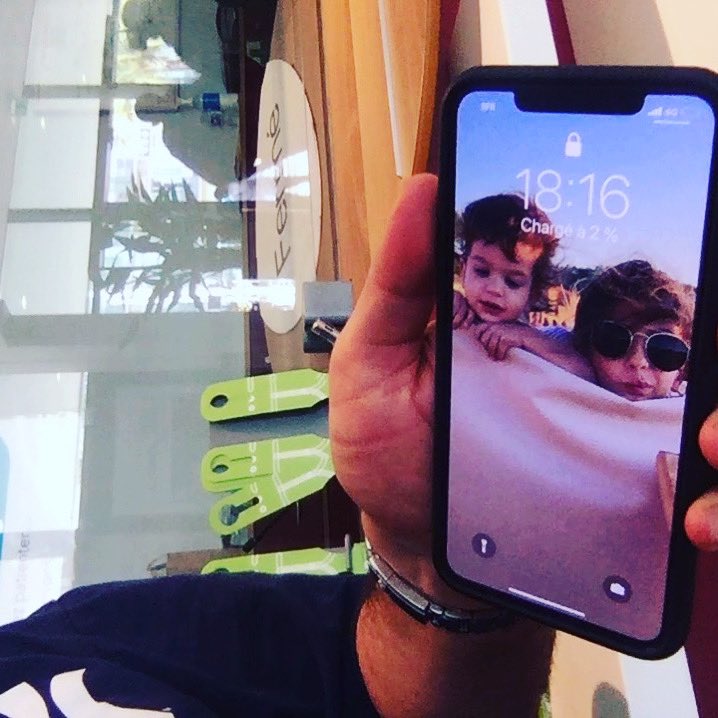 L’été c’est souvent l’occasion de faire du #sncfbashing eh bien pas moi: iPhone oublié dans le train à Cannes, retrouvé par les contrôleurs et renvoyé à Cannes en TGV en moins d’1 heure. Sans traitement de faveur. Juste des gens sympas &amp; honnêtes. Vive la France! &amp; vive la <a href="/SNCF/">❌</a>!