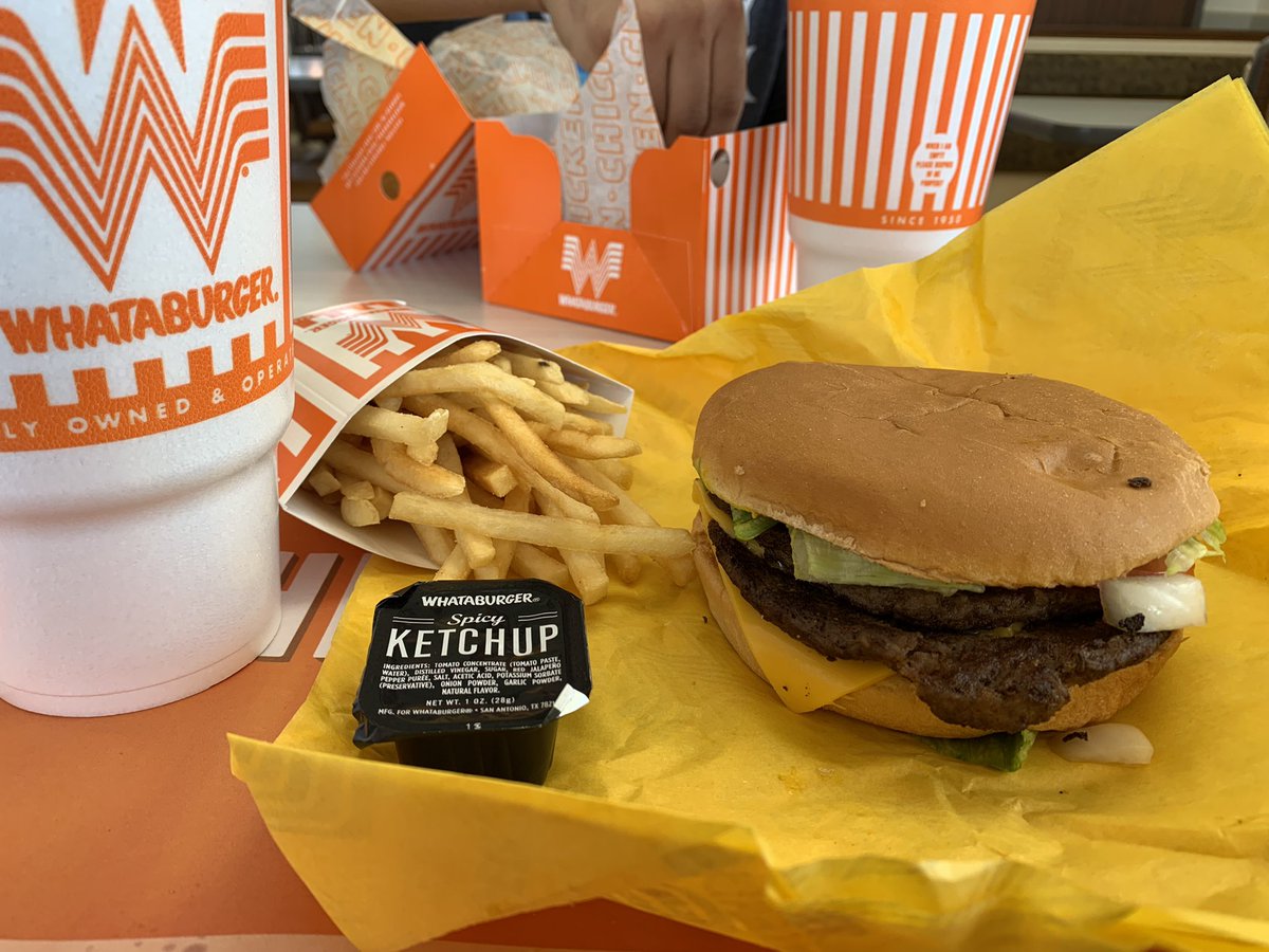 Henrri_Chris's tweet photo. I dunno about “better than In-n-Out.” It’s giving me Carl’s Jr. at best. 🤷🏽‍♂️ https://t.co/4rEtAGC9tB