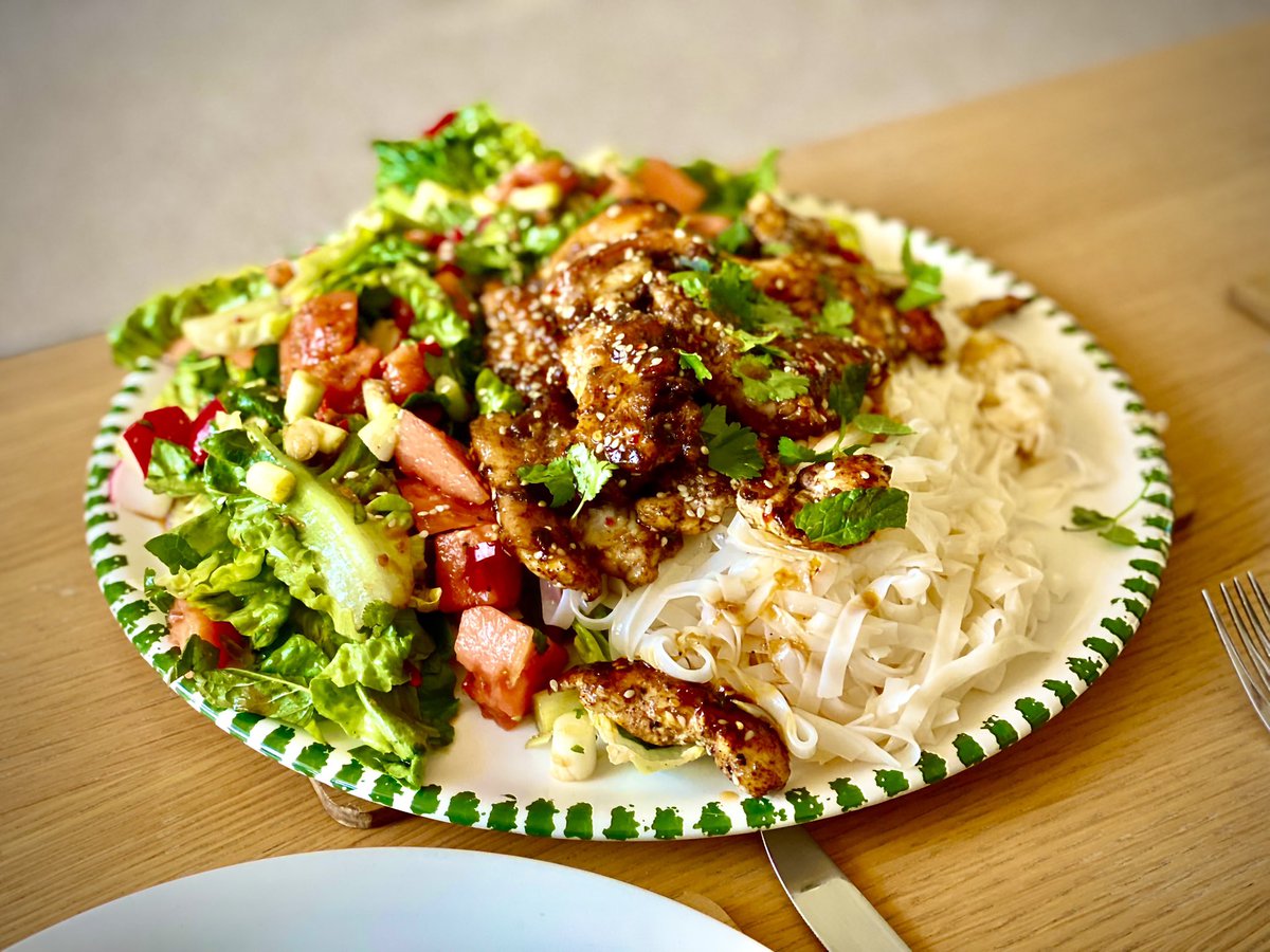 An oldie but a goodie! @jamieoliver’s Sticky Kicking Chicken #15minutemeals 🍉 🌶 🍗 🥬 🍜