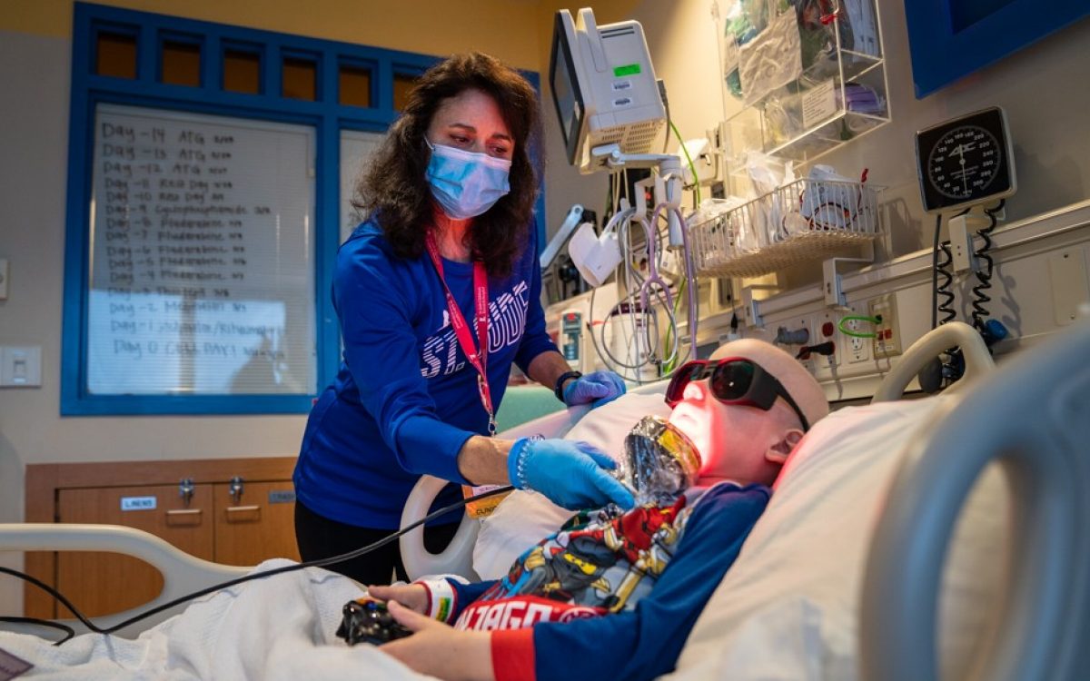 Un nuevo estudio realizado por St. Jude Childrens utiliza una terapia indolora con luz para ayudar a los niños a evitar un efecto secundario común del #trasplantedemédulaósea. La #terapiadeluz es poderosa. #Fotobiomodulación

stjude.org/about-st-jude/…