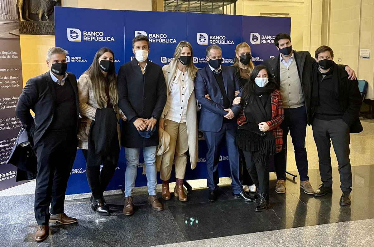 iduran1's tweet photo. Estuvimos presentes en la asunción del nuevo Vice Presidente de @BROU_uy nuestro querido Alejandro Lafluf. Merecido reconocimiento a una gran persona y un tipo de enorme capacidad intelectual. Éxitos amigo!!! @ALC_OK @DaiAbracinskas @Diegoplayero @Floprieto259 https://t.co/I3hrJLuE59