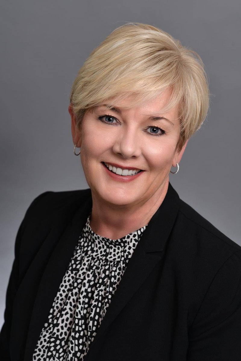 kernfoundation's tweet photo. As we bid farewell to our fearless leader Kristen Beall Watson, we want to thank her for all the amazing work she has done to better our community. Through her leadership Kern Community Foundation has lived up to its mission of growing community, growing philanthropy! https://t.co/cUpb4bynmn