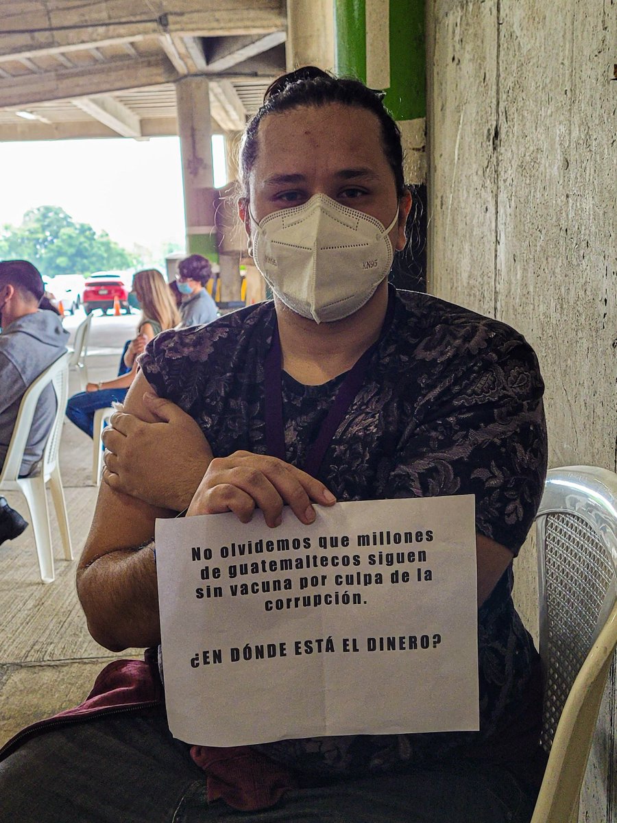 crisragui's tweet photo. Gracias a otro país pude ser vacunado, no por este gobierno ladrón. ¿EN DÓNDE ESTÁ EL DINERO? #RenunciaGiammattei #RenunciaAmelia #RenunciaConsuelo #ParoNacional29J https://t.co/jI8phg7K85
