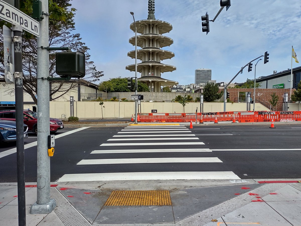 We can never undo the harm that urban renewal and the Geary Expressway caused to @SFJapantown & @TheFillmore_SF. But today we take a step in the right direction, activating a new crosswalk at Buchanan to help reconnect these neighborhoods and make a safer crossing. #GearyRapid