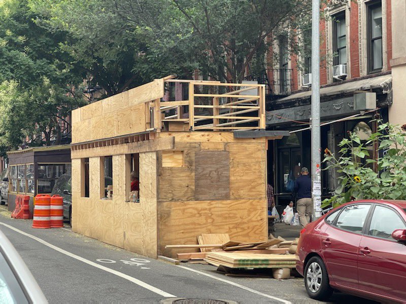 Stuart39906233's tweet image. Hey.@NYC_DOT .@CB3Man .@CMCarlinaRivera is this TWO STORY shed at 215 e 4th street set up by izakaya.nyc legal? Methinks maybe not. Waiting for action….someday.