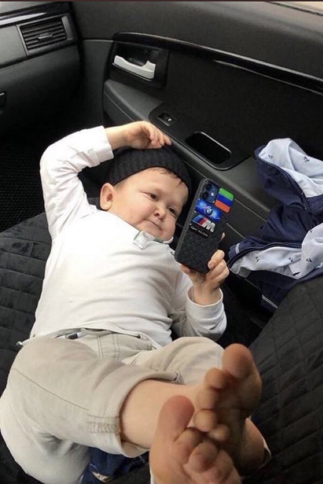 ellfcxo's tweet photo. Me scrolling through Twitter to make sure I’m not the only one with a messed up Snapchat https://t.co/F1PWo5dvow