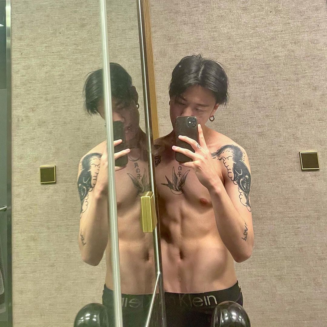 @ 𝐁𝐀𝐃𝐁𝐎𝐘𝐋𝐎𝐎 ⦂ 
           Instagram post͟. ⌢
                      #Rolbandchella21.

Que calor hace.