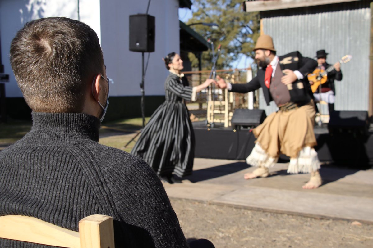 CostaAugusto9's tweet photo. En el #DíadelaCulturaNacional estuvimos en #LasFlores, junto al intendente @albertogelene, para poner en marcha el programa Huellas de la Cultura, que reconstruye las marcas que grandes artistas dejaron en la Provincia. https://t.co/diRJSeHL5u