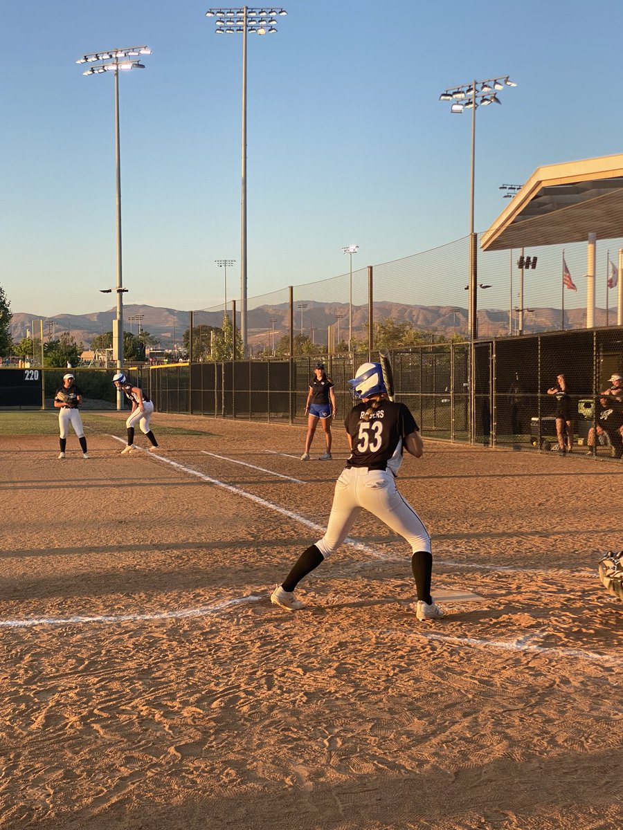 terisuper8's tweet photo. Wasco Diamonds 9-0 in @PGFnetwork. I can’t get enough of this view ⛰#wascoproud #everybodycontributes #travelbuddies with Cassie @WascoDiamonds https://t.co/eW9sqIwozQ