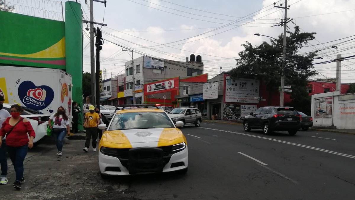 EnlaceTAguilas's tweet photo. #Continuan los #Halcones haciendo presencia PERMANENTE @En_LasAguilas en #RomuloOFarril y #PuenteColorado apoyando con personal y agilizando la vialidad en la zona. Muchas Garcías #Khronos5 #DiazSanAngel @OVIALCDMX @UCS_GCDMX @PORLASAGUILAS @LomaAguilassur @ObsSegCiudadana https://t.co/sqcsWxqrYo