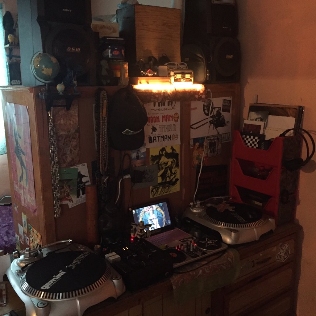 ak47365's tweet photo. La nueva guarida #turnable #tornamesa #mixer #mezcladora #pc #Gemini #FirstMix #vinyl #vinilo #quedateencasa 😎👉🏾🔊🔊🔥🔥 https://t.co/PWKc7ZglBn