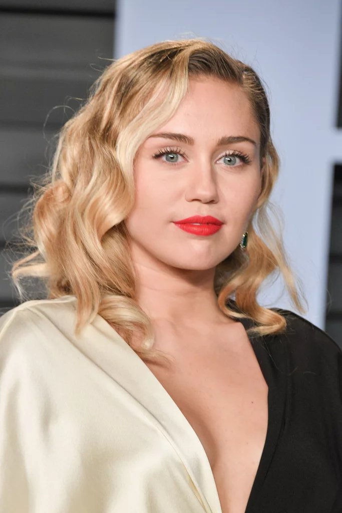 DivulgaMiley's tweet photo. ❓ | Miley loira ou morena, qual vocês preferem?

— Responda com a hashtag: LIVE STREAM MILEYS SET https://t.co/xBk6Kp5iFA
