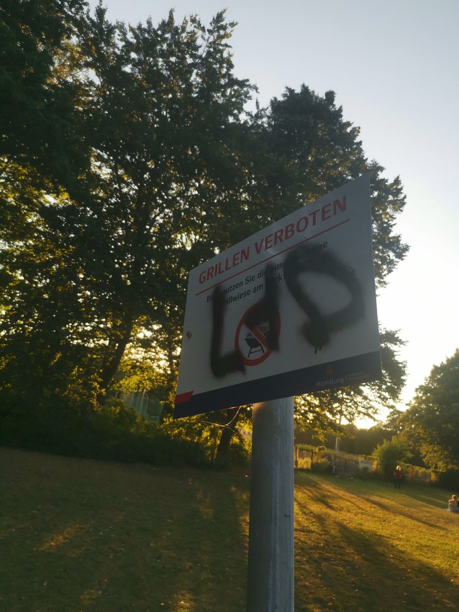 Wessen idiotische Idee war es eigentlich, Grillen auf den meisten Wiesen im Hammer Park zu verbieten? Das Verbot wird sowieso ignoriert. Die Leute wollen grillen.