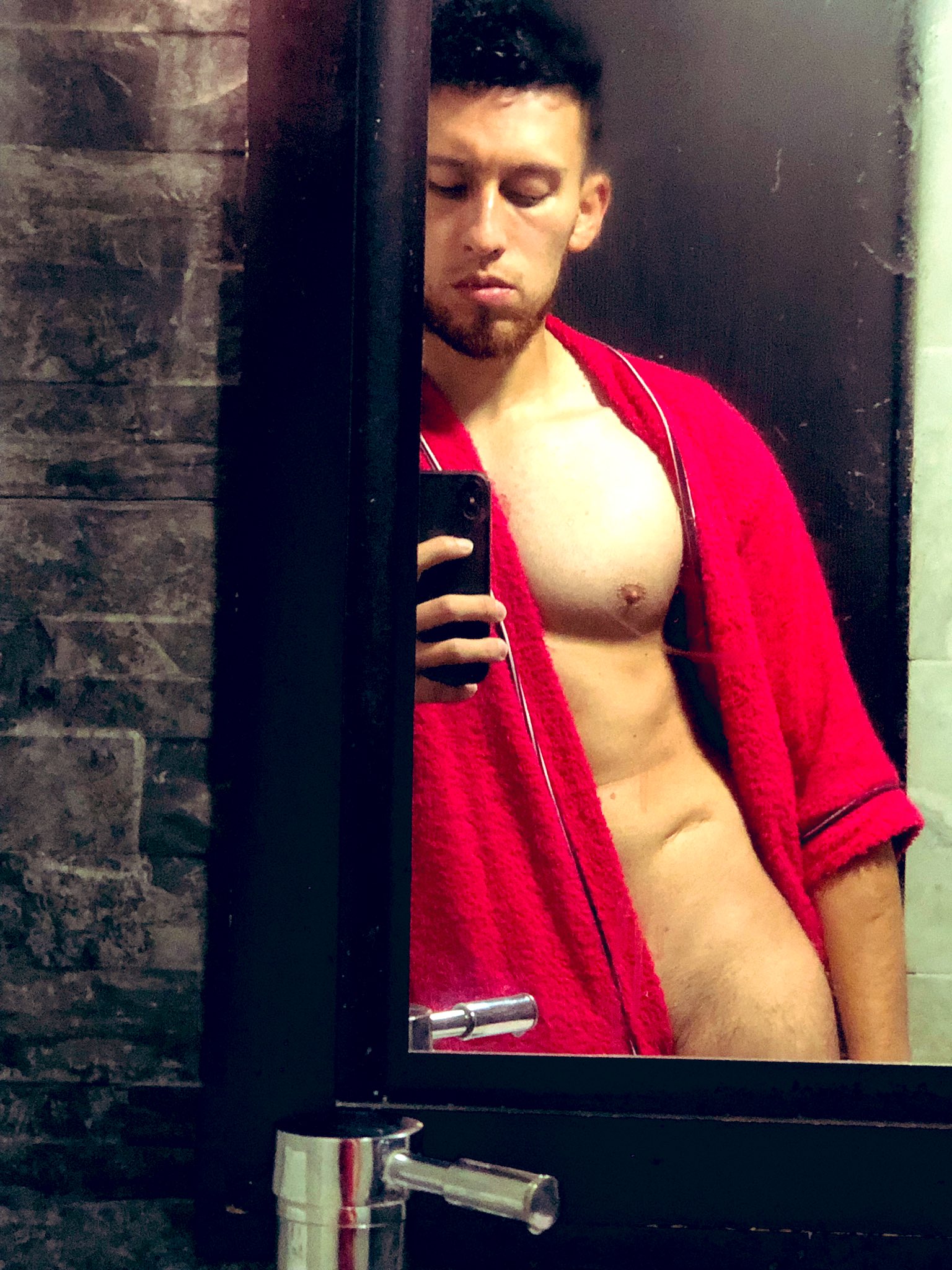 Aron Piper incendia Instagram posando completamente desnudo en el espejo, A...