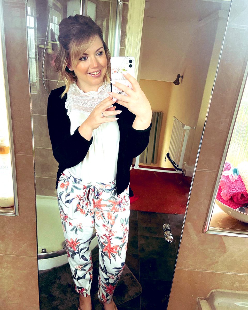 StephCharl's tweet photo. Just uploaded a couple of selfies because I’ve loved my outfit and hair today! Vein…never!! Self love and feeling confident…hell yeah!!! 🤍🤍 https://t.co/Hb8iWHDu26
