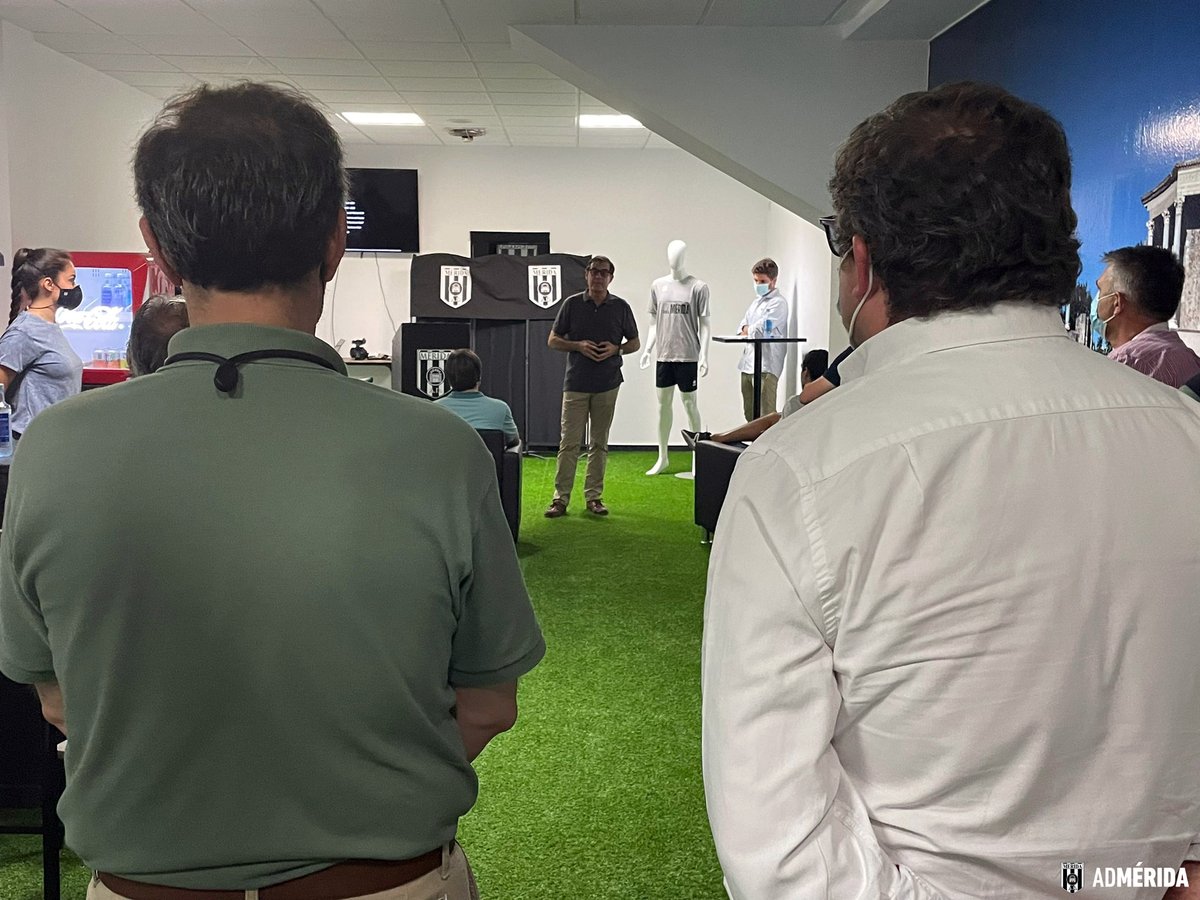 Merida_AD's tweet photo. 🤝 Esta tarde ha tenido lugar la primera reunión de la temporada del #ADMeridaBusinessClub 💼
El presidente, @puertas_puertas, y el director general, @NachoAdm, han agradecido a las empresas el apoyo mostrado.
¡Seguiremos trabajando juntos! 💪🏽 https://t.co/lSvo8wWkK3