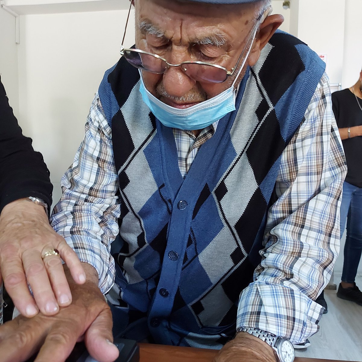 Bugün 1933 doğumlu vatandaşımızın kayıp kimlik başvurusunu aldık <a href="/IlceKocasinan/">Kocasinan İlçe Nüfus Müdürlüğü</a> müdürlüğü olarak güler yüzle karşılayıp güler yüzle uğurladık onları memnun etmek ayrıca hassasiyet gösterdiğimiz konuların başında geliyor
<a href="/Bekirsenturk03/">Bekir Şentürk</a> 
<a href="/IlceKocasinan/">Kocasinan İlçe Nüfus Müdürlüğü</a> 
<a href="/sefikaygol/">Şefik AYGÖL</a> 
<a href="/nazliaygol/">Nazlı AYGÖL</a>