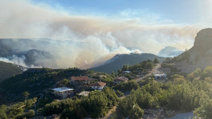 kuzeyormanlari's tweet image. #TürkiyeYanıyor
Adana, Antalya, Mersin, Osmaniye ve daha birçok noktada orman yangınları devam ediyor. Yangınlar kontrol altına alınabilmiş değil. 
OGM'nin yangın takip haritası ise çalışmıyor.
Güncel bilgi NASA ve COPERNICUS üzerinden alınabiliyor.