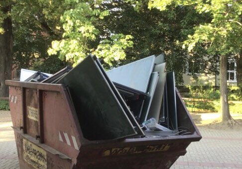 Die Digitalisierung nimmt tatsächlich Fahrt auf - macht’s gut analoge Tafeln!🪦

Ich bin gespannt, wie sich die Neuen nach den #Ferien so einspielen…

#twlz