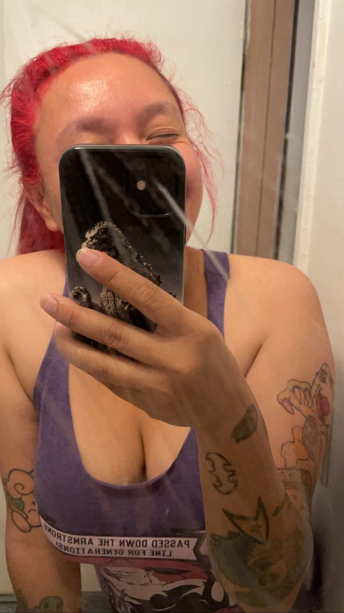 DanielsAmigos's tweet photo. Before and after. By that I mean I cleaned my mirror. Enjoy the photos! https://t.co/ka7tP7211a