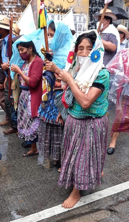 Ivan_Velasquez_'s tweet photo. Con el liderazgo de los 48 Cantones, indígenas, campesinos, estudiantes, pequeños y medianos empresarios, ciudadanos de toda condición expresan su indignación con el Estado narcocleptocrático guatemalteco; el mismo que logró la destitución de @JSandoval1982.
#ParoNacional29J https://t.co/GdZJ3BfqZT
