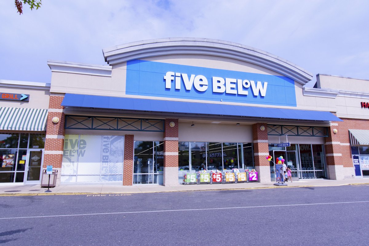 BUILD_with_TEEL's tweet image. Five Below Grand opening last Friday! Jane Bui and Megan Gaar did a spectacular job with this project. Thank you @fivebelow 
#buildwithteel #fallschurch