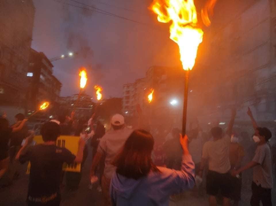 Mii2islove's tweet photo. Protesters protest against the military coup handing torches in July 29. Though the unofficial government can't control covid pandemic situations and now covid out break in Myanmar, they come out the street to protest.
#WhatsHappeningInMyanmar https://t.co/K6AkI3FNb9