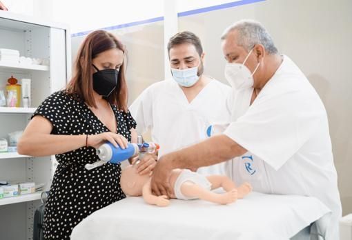 Partos de riesgo: «Si no se mantiene una actuación adecuada el bebé puede quedar con secuelas de por vida»
buff.ly/37eeJAh
Fernando Morales <a href="/abc_familia/">abc_familia</a>
#InformeFamilia #Familia #EmbarazoDeRiesgo #prematuros #PartosDeRiesgo #RCP  #TecnicasReanimacion #formacion #bebe