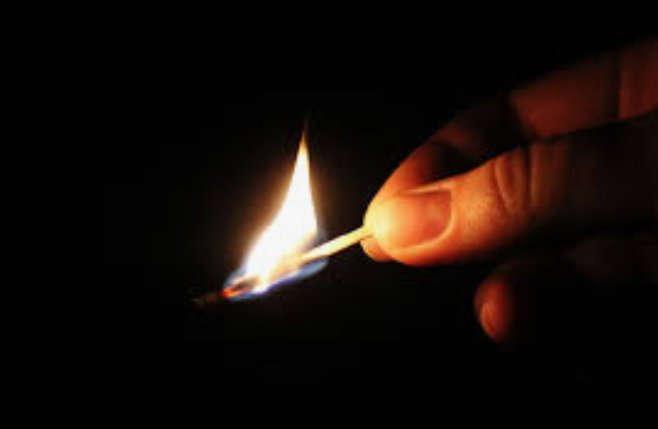 Зажигалка zippo в руке. Поджигает спички. Держит зажигалку. Я с ней зажигал. Я с ней зажигал.