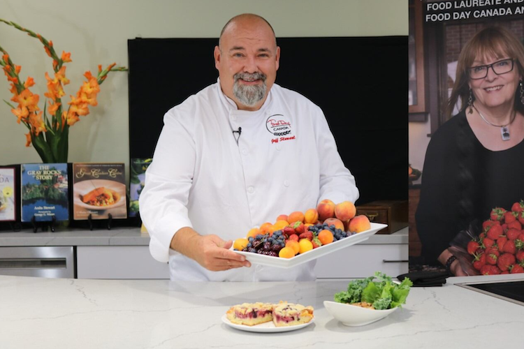 Chef Jeff Stewart honours his mother, Anita Stewart, cooking recipes from her cookbooks at the University of Guelph’s new food lab. It’s called the Anita Stewart Memorial Food Laboratory <a href="/FoodDayCanada/">Food Day Canada</a> <a href="/uofg/">University of Guelph</a> 
thegrower.org/news/food-day-…