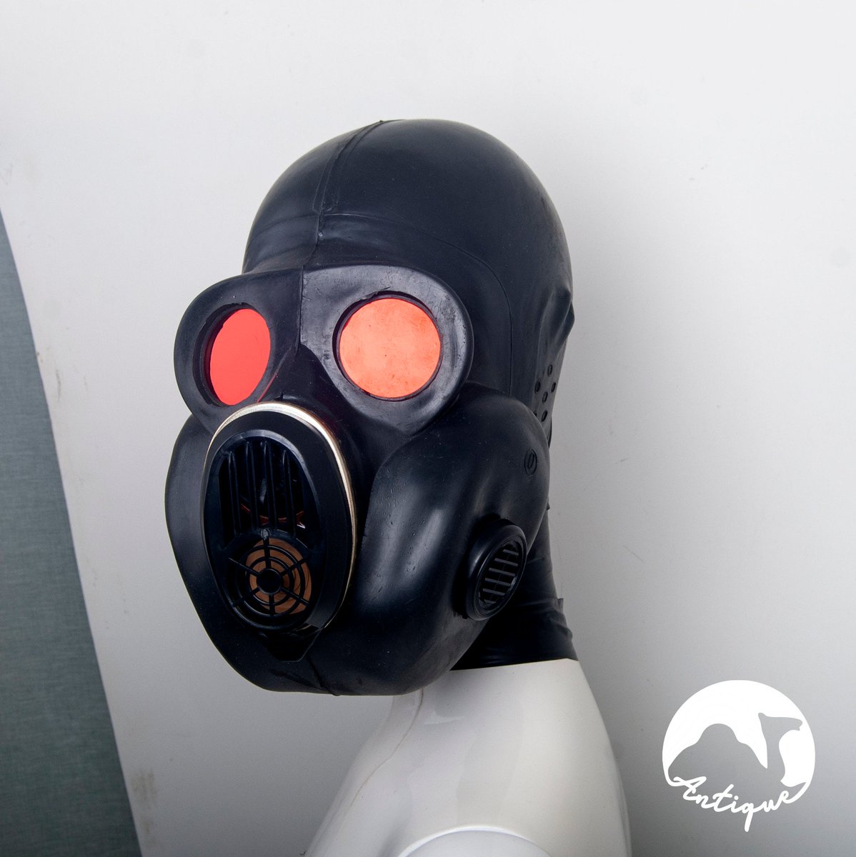 antique_camel's tweet photo. Soviet Gas mask with red mirror lenses https://t.co/eY4vjUA8Fi #white #adult #gasmask #gasmasks #scarygasmask #cybergothgasmask #gasmaskwithfilter #ww2gasmask #fashiongasmask https://t.co/DHtP9qkVIs