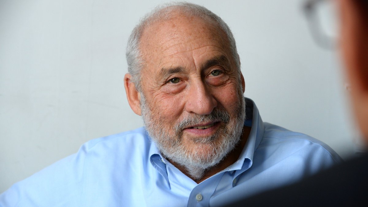Economist Joseph Stiglitz discusses the influence of fiscal stimulus on U.S. economic growth and employment, and more.