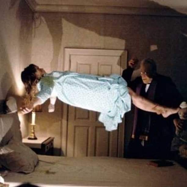 MISTÉRIOS &amp; CURIOSIDADES
👀🙄👀
O filme “O exorcista" de 1973 assombrou muitas pessoas, inclusive toda a equipe de produção. 
Durante as filmagens, o diretor William Friedkin chamava um padre jesuíta para benzer tanto as pessoas envolvidas quanto o próprio local do set...