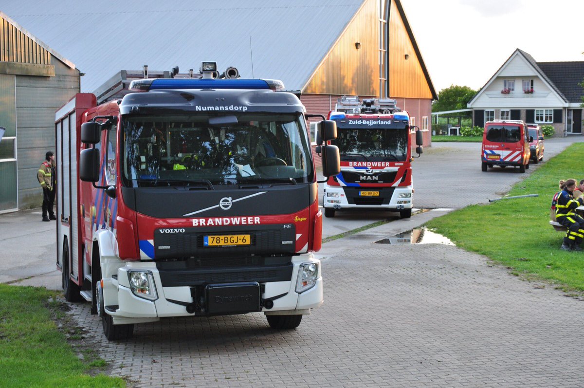 BrandweerNMD's tweet photo. Samenwerkingsoefening met @BrandweerZBL de IBGS procedure ingezet in combinatie met de kaleidos mobile app. Samen werken aan het bestrijden van een asbestincident, het blussen van branden met de O-bundels en redden van slachtoffers #SamenSterk #afstemmen 📸AxelvanDam https://t.co/fCWBuB3yG8
