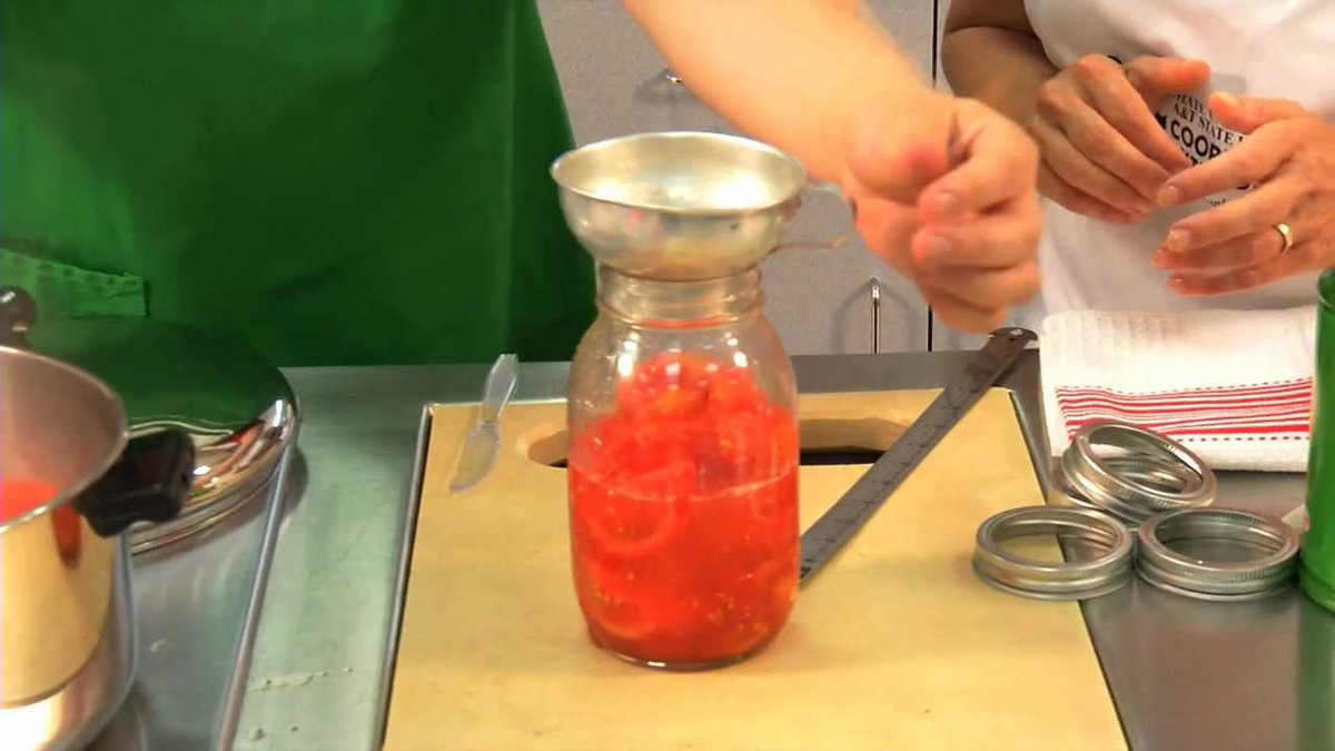 NCExtension's tweet photo. Nothing says southern summer like a bright, red, juicy tomato. Preserve your tomatoes with these helpful tips from Extension specialist @benjaminchapman and the produce lady. https://t.co/xQj4MdVKOh https://t.co/o7Gzo9j9iZ
