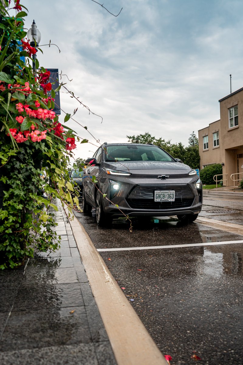 Buddschev's tweet photo. Did you know all Bolt EUVs come with a 65.0-kWh battery pack, which Chevrolet estimates will deliver over 400km driving range on a full charge! #BuddsChev #BuddsEVHQ https://t.co/Civ9STpF2R