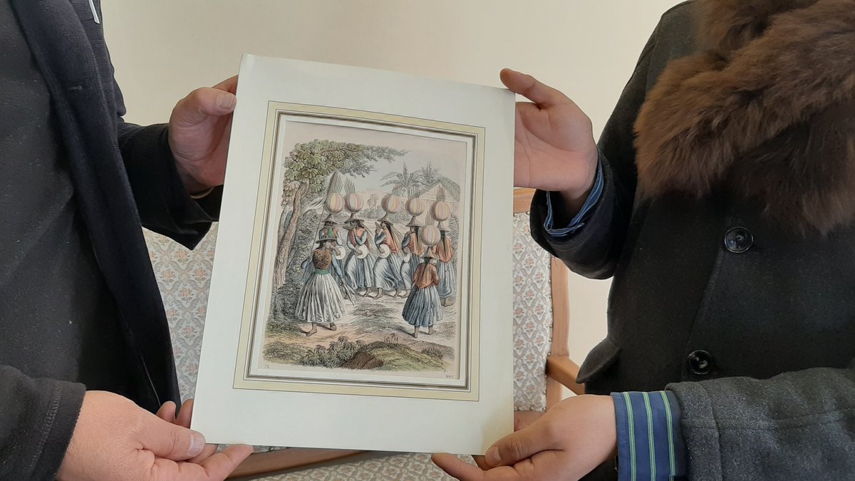 ABNB_FCBCB's tweet photo. #ABNB | El director del Archivo y Biblioteca Nacionales de Bolivia, Máximo Pacheco, recibe en calidad de donación, del músico e investigador Pablo Daniel Cáceres Aranibar, un grabado fechado en 1862 que representa a siete mujeres tocando zampoñas y cajas.
#VamosASalirAdelante https://t.co/EnoJmyFAIr