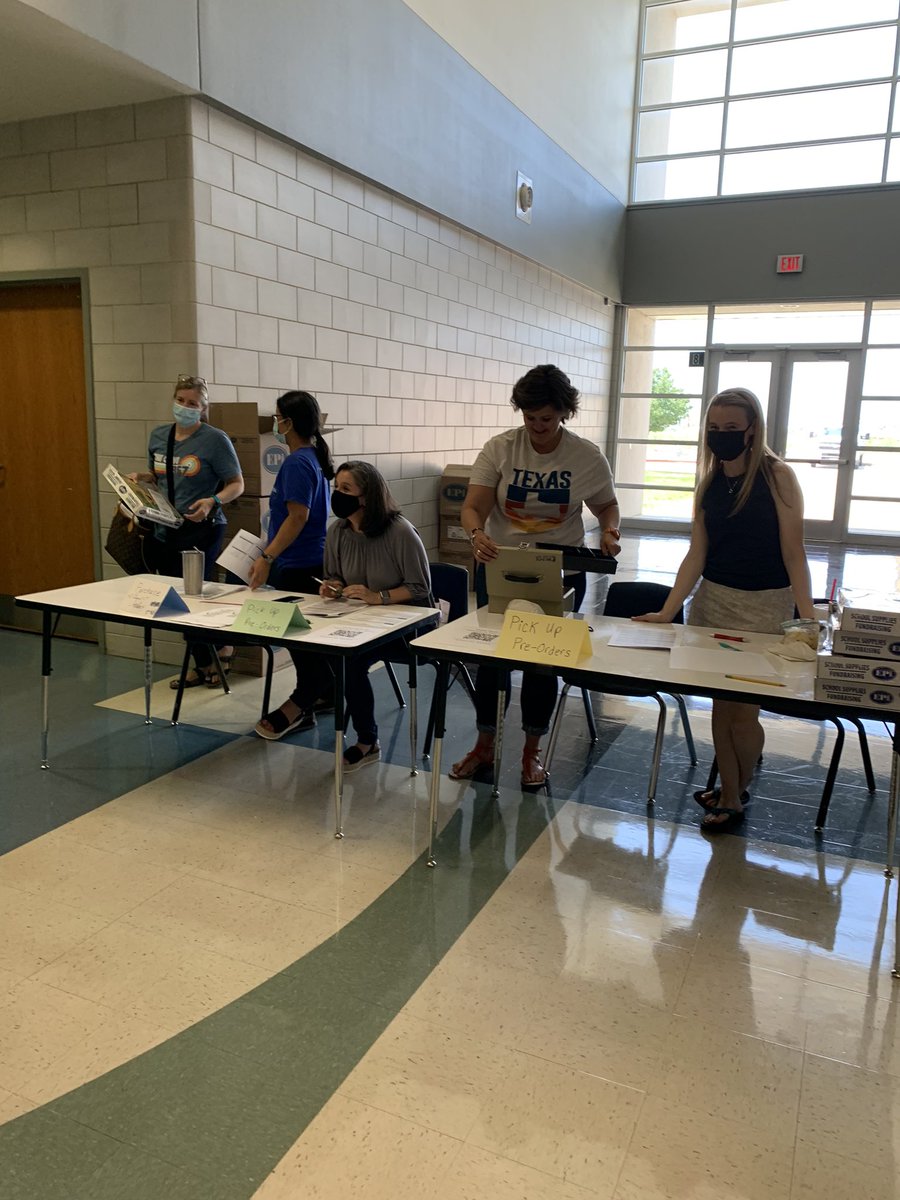 TH_Connelly's tweet photo. We are so fortunate to have such an involved and outstanding PTA. They were instrumental in the success of Mustang Round Up today! @Killian_MS @KillianPTA https://t.co/2IiLeV91XY
